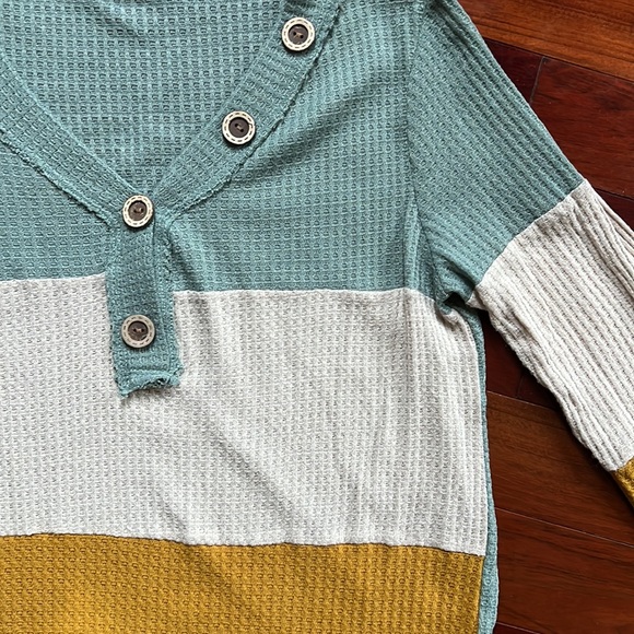 Womens top - Picture 2 of 4